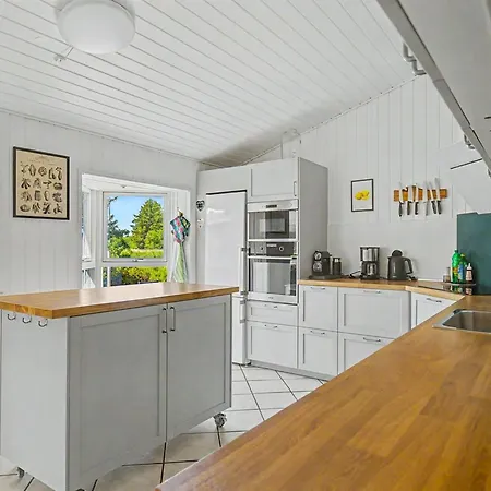 Aderice - 80m From The Sea By Interhome